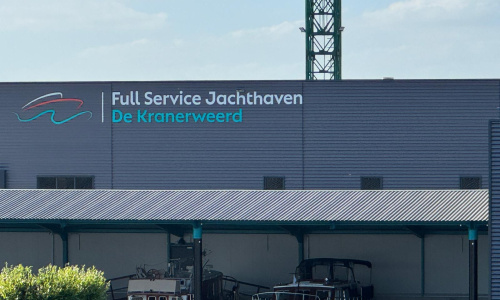 Trots presenteren wij ons nieuwe logo op ons pand!