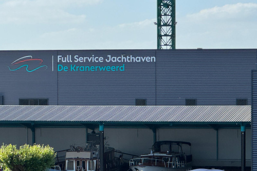 Trots presenteren wij ons nieuwe logo op ons pand!