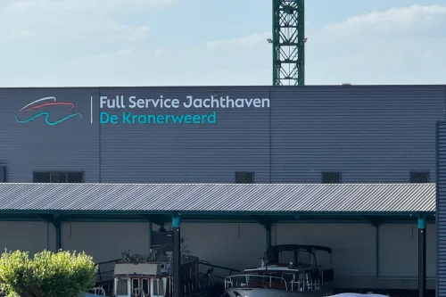 Trots presenteren wij ons nieuwe logo op ons pand!